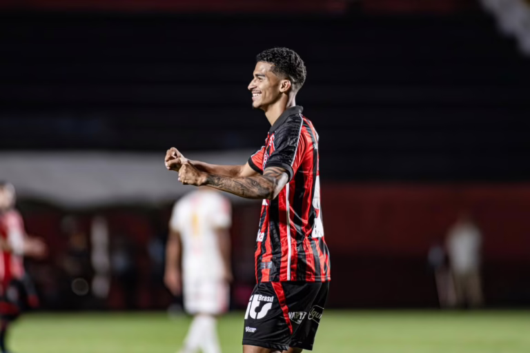 rene-marca-na-estreia-como-titular-e-vitoria-goleia-a-juazeirense-pela-copa-do-nordeste