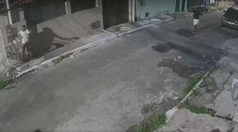 tres-sao-mortos-a-tiros-em-lauro-de-freitas;-crime-foi-registrado-por-camera-de-seguranca