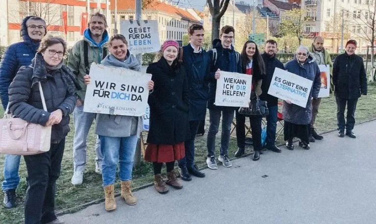 oracoes-perto-de-clinicas-de-aborto-sao-autorizadas-pela-justica-da-alemanha-e-da-austria