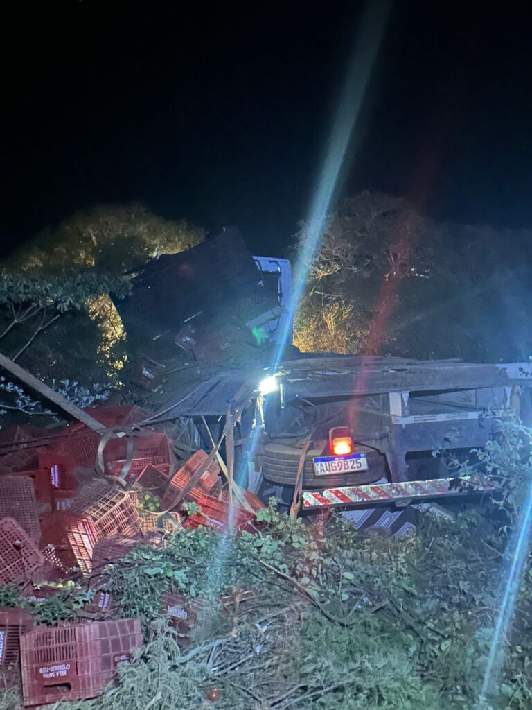 motorista-morre-e-dois-ficam-feridos-em-capotamento-de-caminhao-no-interior-da-bahia