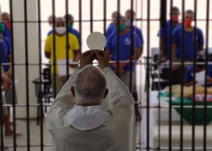 evangelicos-sao-favorecidos-em-presidios,-aponta-dossie-catolico-entregue-ao-papa