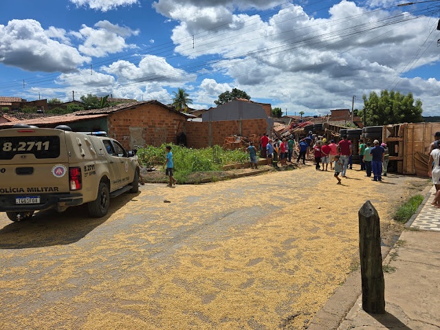 carreta-com-carga-de-soja-perde-freios,-atinge-casas-e-deixa-feridos-em-sao-desiderio