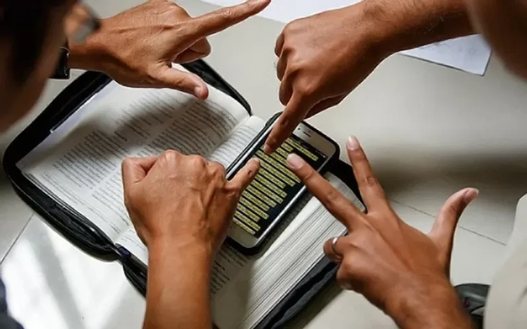 crista-traduz-biblia-para-lingua-de-sinais-em-cuba