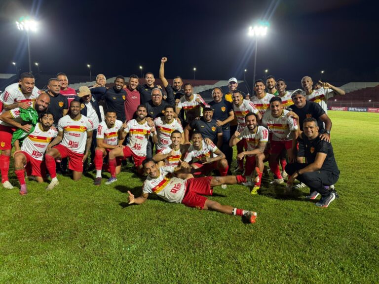 roberto-carlos-celebra-classificacao-inedita-da-juazeirense-na-copa-do-nordeste-com-golaco-de-bicicleta