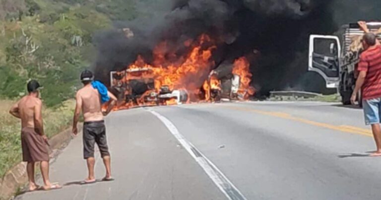 video:-colisao-envolvendo-quatro-veiculos-gera-incendio-e-interdita-totalmente-a-br-116-em-manoel-vitorino