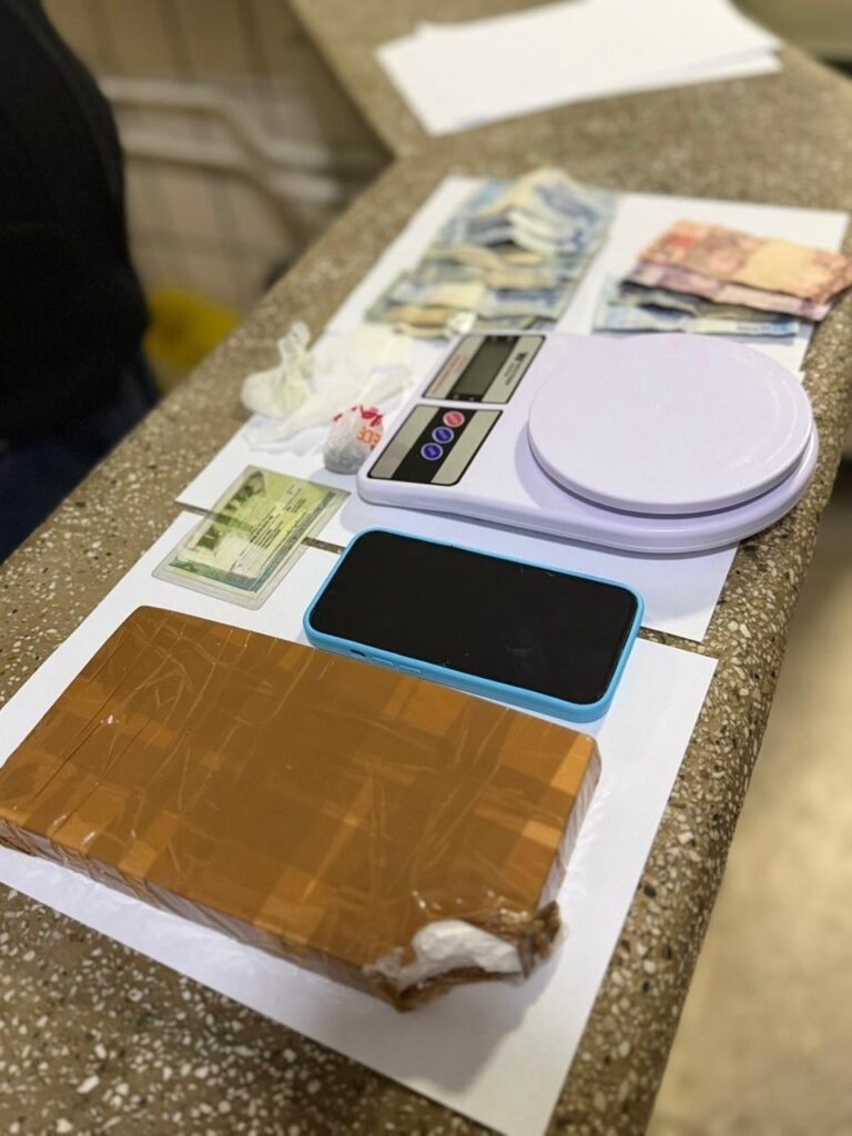 policia-militar-prende-homem-com-1kg-de-cocaina-em-ibirapua