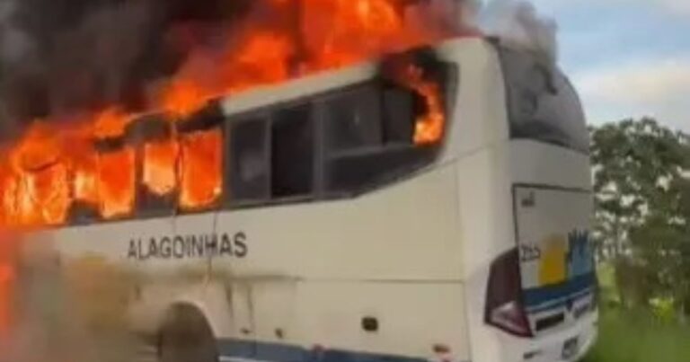 onibus-pega-fogo-na-br-110-entre-alagoinhas-e-catu;-ninguem-ficou-ferido