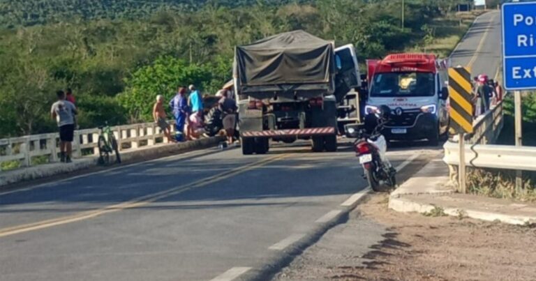 colisao-entre-caminhao-cacamba-e-trator-na-br-420-deixa-homem-ferido-em-ponte-sobre-o-rio-jiquirica