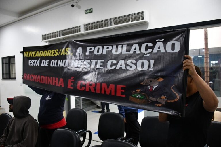manifestantes-ocupam-camara-para-cobrar-apuracao-de-‘rachadinha’-que-envolve-vereador