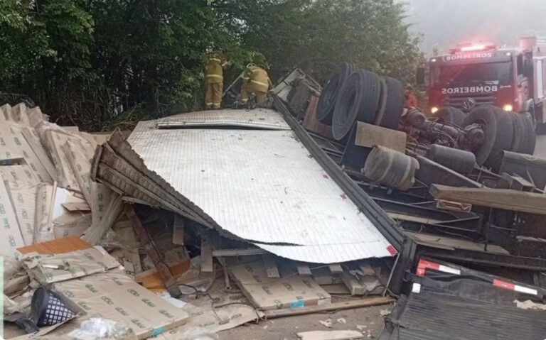 motorista-morre-apos-caminhao-tombar-e-espalhar-carga-de-moveis-na-br-101,-em-itabela