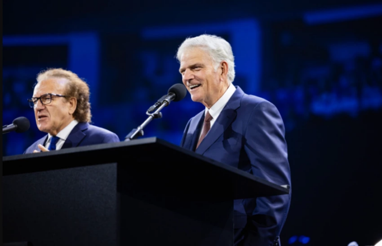 mais-de-30-mil-pessoas-participam-do-maior-encontro-evangelico-da-historia-da-bielorrussia-com-franklin-graham