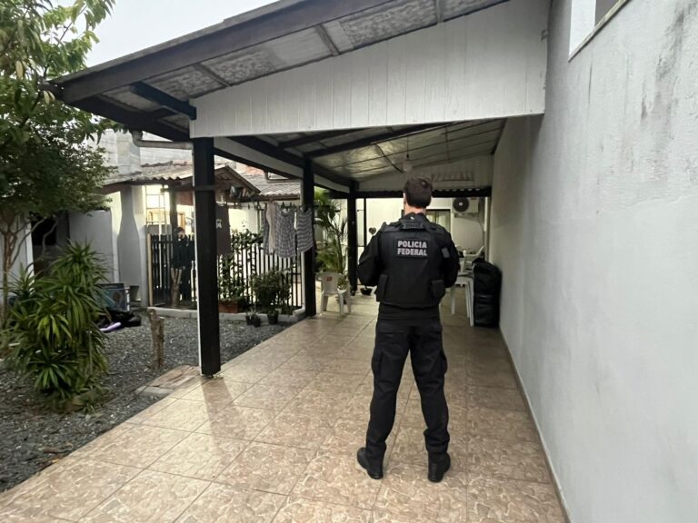 pf-deflagra-operacao-contra-organizacao-criminosa-envolvida-na-fabricacao-de-cigarros-ilegais-no-interior-baiano