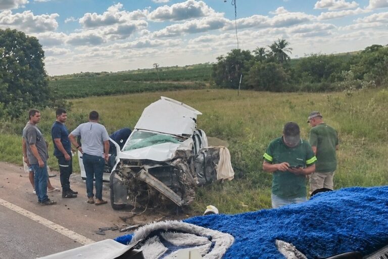 motorista-morre-apos-colisao-entre-veiculo-e-carreta-carregada-de-postes-em-porto-seguro