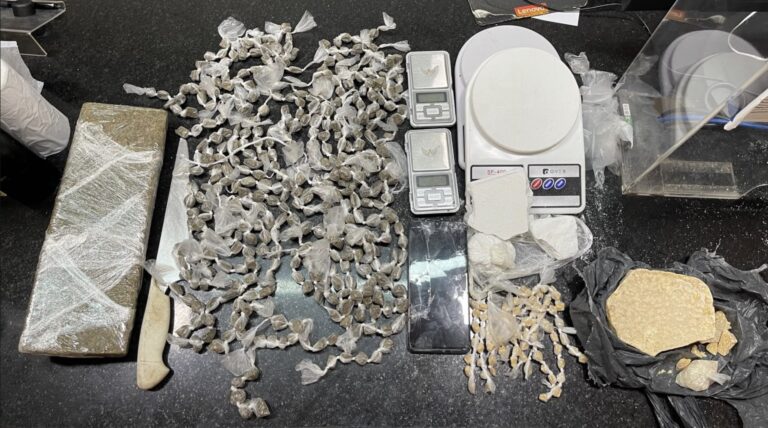 pm-apreende-adolescente-suspeita-de-trafico-de-drogas-com-mais-de-2-kg-de-maconha,-cocaina-e-crack-em-eunapolis