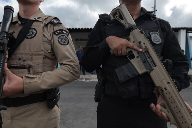 acao-prende-mulher-que-atirou-contra-policiais-e-apreende-armas,-municoes-e-drogas-em-belmonte