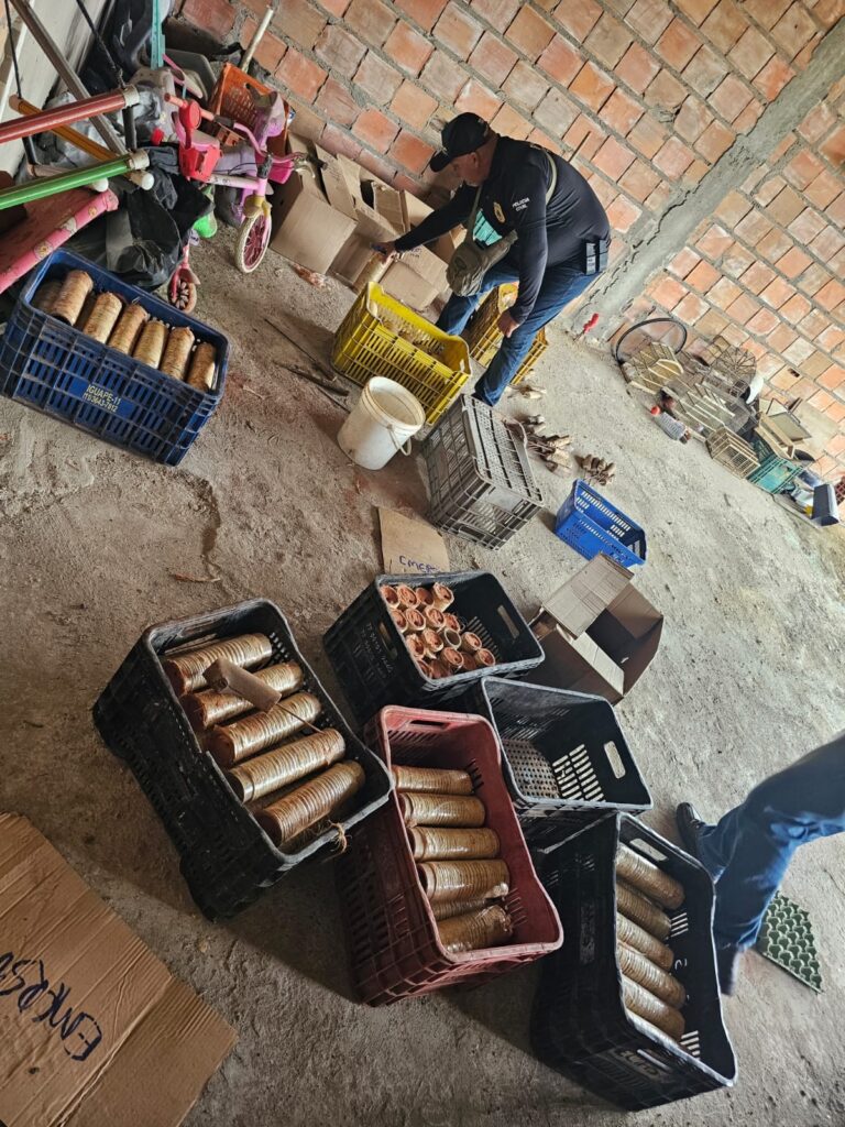 operacao-prende-homem-que-armazenava-irregularmente-mais-de-200-espadas-em-cruz-das-almas