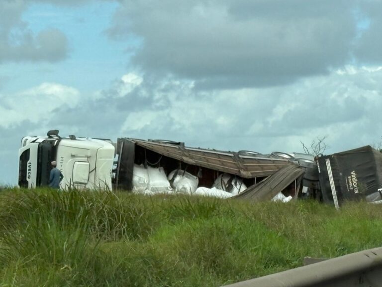 acidente-entre-carreta-de-fertilizantes-e-carro-engaveta-transito-na-br-324