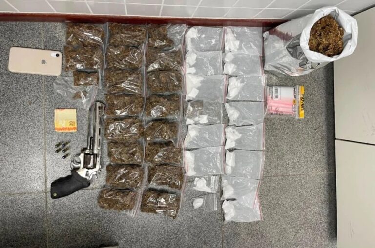 homem-e-preso-acusado-de-trafico-de-drogas-em-feira-de-santana;-arma-e-entorpecentes-sao-apreendidos