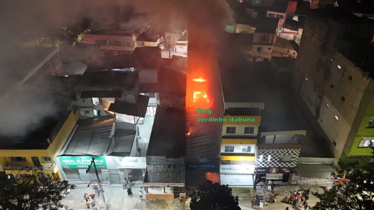 duas-pessoas-sao-resgatadas-apos-incendio-em-loja-de-motos-no-sul-da-bahia