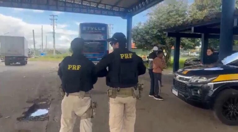 motorista-de-onibus-foge-e-abandona-passageiros-apos-apresentar-documentacao-falsa-em-feira-de-santana