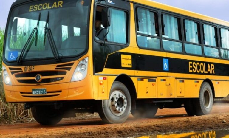 motoristas-de-onibus-escolares-paralisam-atividades-por-atraso-de-salarios-em-cidade-baiana