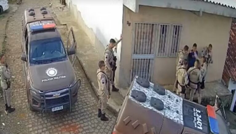 video-mostra-agressao-durante-abordagem-da-pm-em-ipiau;-corregedoria-apura-disparos-contra-camera-de-seguranca