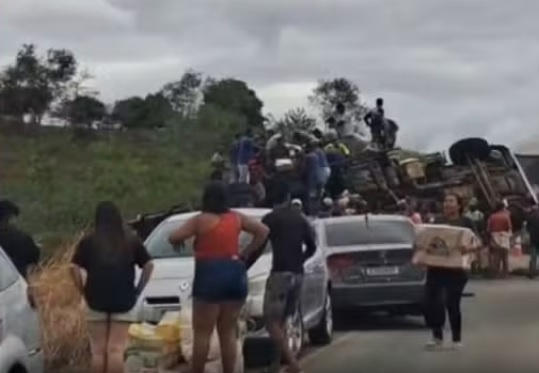 video-mostra-saque-de-carga-de-congelados-apos-acidente-com-caminhao-em-itambe