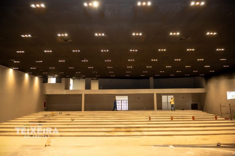 auditorio-da-escola-municipal-antonio-chicon-sobrinho-entra-na-reta-final-com-avanco-das-etapas-de-acabamento-–-prefeitura-de-teixeira-de-freitas-–-bahia