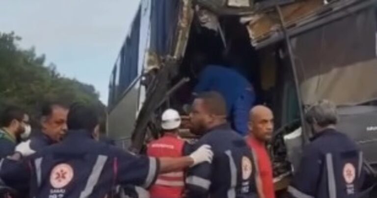 acidente-perto-da-rotatoria-da-byd-deixa-pelo-menos-19-feridos-na-via-parafuso,-em-camacari