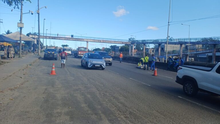 cinco-dias-apos-fechamento-da-cratera,-trecho-da-br-324-proximo-a-feira-de-santana-e-interditado-para-avaliacoes