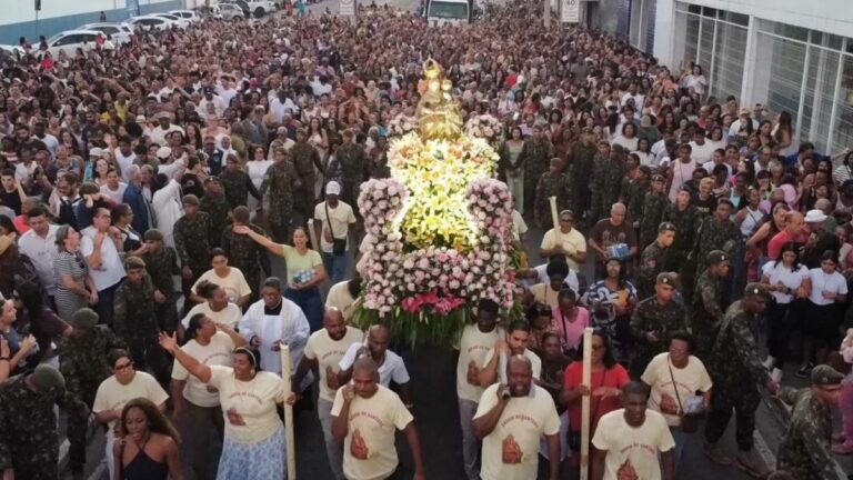 procissao-reune-milhares-de-fieis-e-encerra-festa-de-padroeira-de-feira