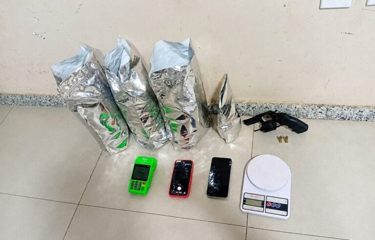 eunapolis:-casal-e-preso-com-quase-2,5-kg-de-maconha,-arma-e-municoes