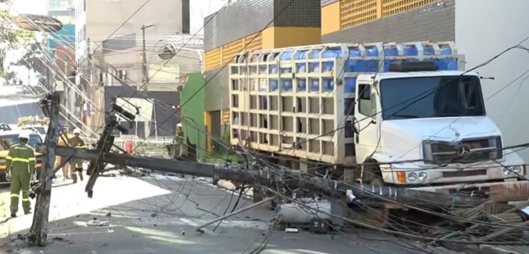 caminhao-sem-controle-derruba-dois-postes-e-deixa-regiao-central-de-itabuna-sem-energia
