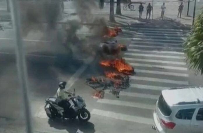 manifestantes-em-situacao-de-rua-bloqueiam-uma-das-principais-avenidas-de-feira-de-santana,-incendiando-pneus