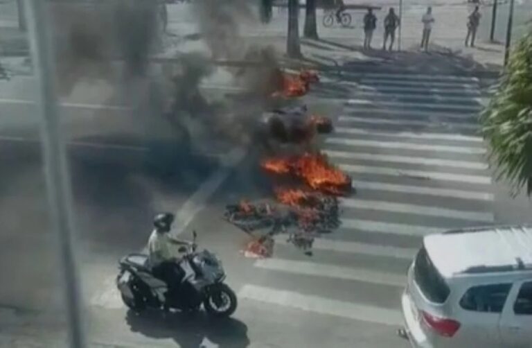 manifestantes-em-situacao-de-rua-bloqueiam-uma-das-principais-avenidas-de-feira-de-santana,-incendiando-pneus