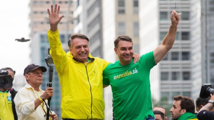 bolsonaro-se-esquiva-de-moraes,-mas-deixa-flavio-em-situacao-delicada.