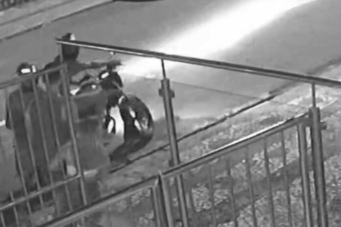 video-mostra-casal-vitima-de-roubo-armado-diante-de-condominio-na-graca