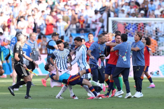 briga-na-final-leva-fifa-a-abrir-processos-contra-argentinos-e-gavi