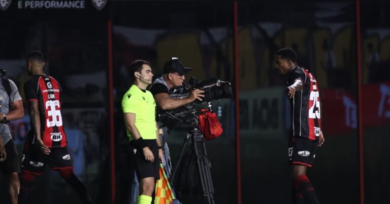 vitoria-tem-dois-expulsos-seguidos-no-1o-tempo-e-e-goleado-pelo-palmeiras-no-barradao