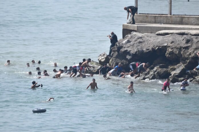 imigrantes-marroquinos-chegam-a-cidade-espanhola-apos-travessia-a-nado