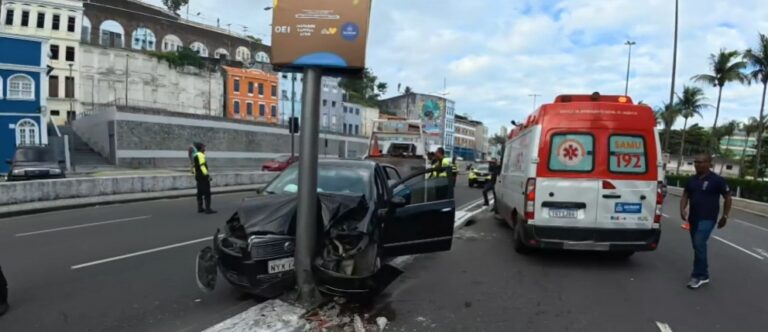 video-registra-batida-de-carro-em-poste-na-avenida-contorno,-em-salvador
