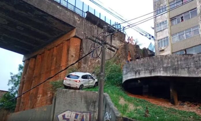 carro-derruba-mureta-de-viaduto-e-fica-proximo-de-cair-no-vale-do-ogunja,-em-salvador