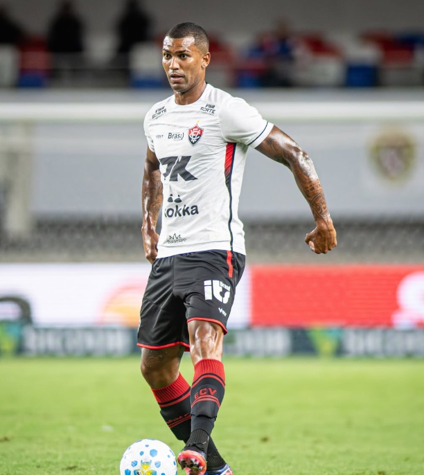 walace-fica-fora-do-vitoria-diante-do-athletico-pr;-confira-a-lista-de-relacionados