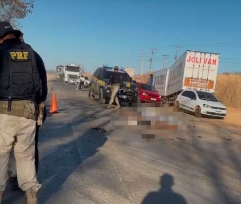 carreta-bate-com-moto-em-barreiras;-dois-mortos-e-um-ferido-grave