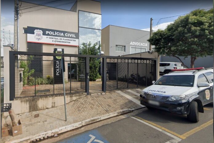 suspeito-detido-por-entupir-vaso,-alagar-cela-e-ameacar-policiais-na-delegacia