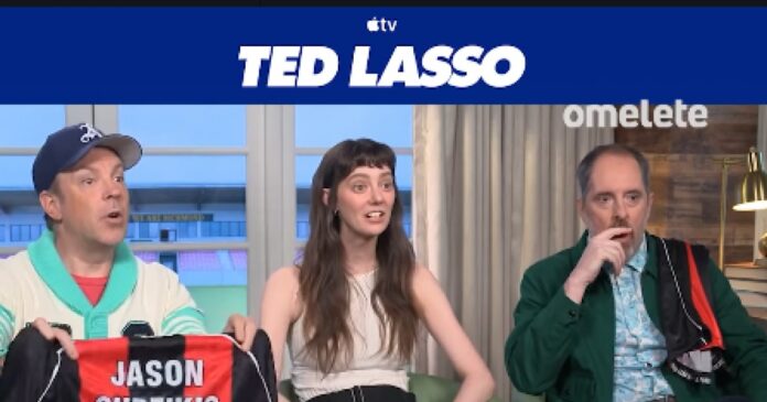 elenco-de-ted-lasso-ganha-camisas-do-vitoria-em-video