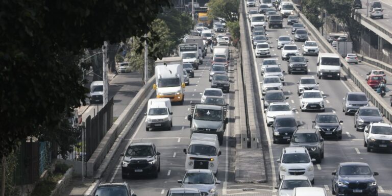paralisacao-de-trens-provoca-engarrafamentos-nas-ruas-de-sao-paulo