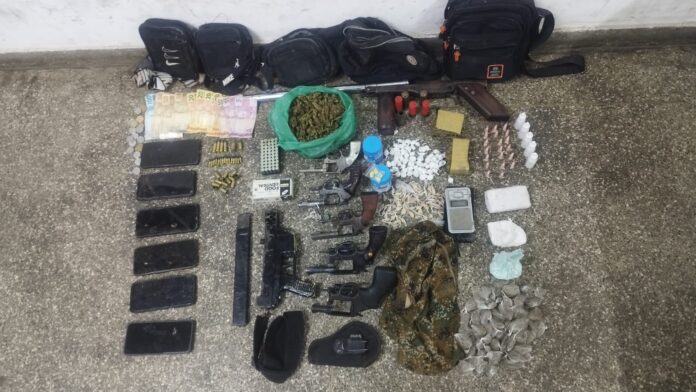confronto-com-a-policia-em-una-resulta-na-morte-de-seis-suspeitos-e-na-apreensao-de-armas-e-drogas