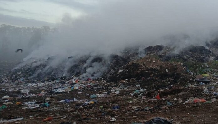 teixeira-de-freitas:-queima-de-aterro-gera-fumaca-e-odor,-sob-suspeita