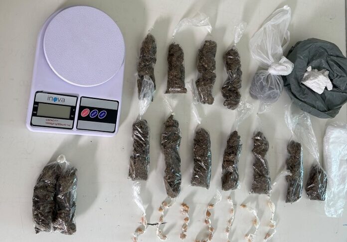 peto-prende-mulher-suspeita-por-trafico-de-drogas-no-bairro-uldurico-pinto,-medeiros-neto